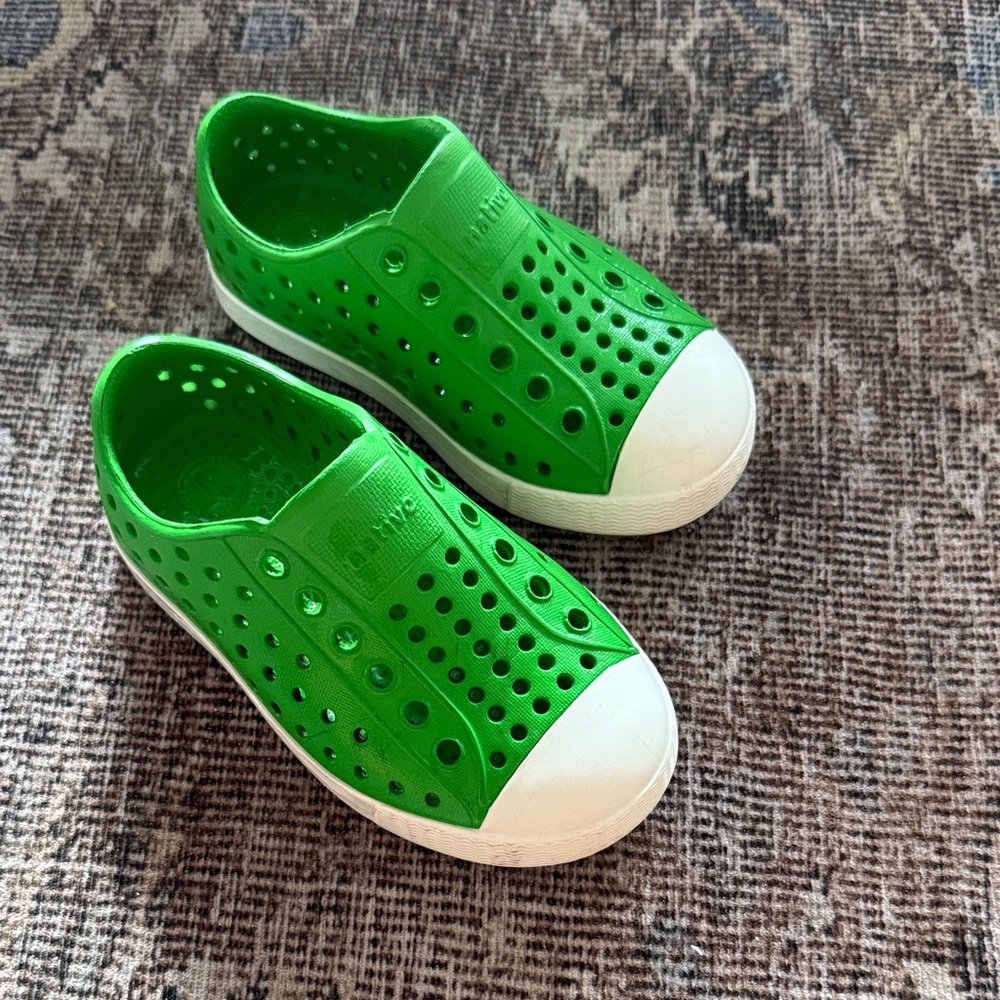 Kids Green Natives Size 7 (C7)